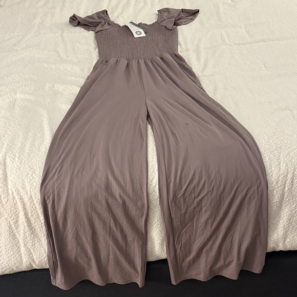 Elegant wide leg  Jumpsuit in Taupe - Picture 2 of 4